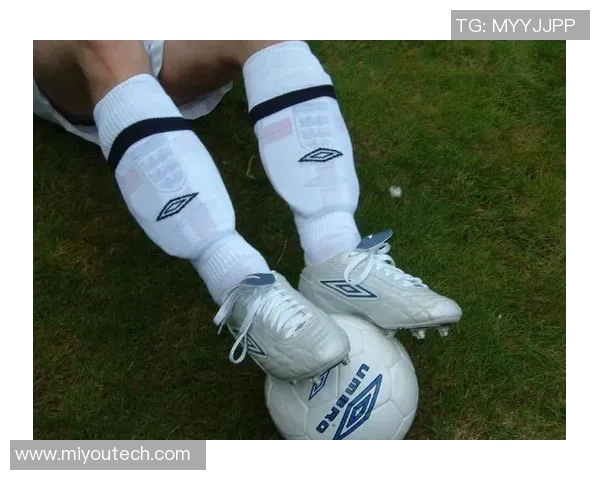 足球场上佩戴袜套的球星们展现独特个性与球场风采 足球场上佩戴袜套的球星们展现独特个性与球场风采